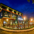 McDonalds_Oesterreich_Eroeffnung_Seestadt_Bild_03_Aussenansicht_Abend_mit_McDrive_Gastgarten_Playland.jpg