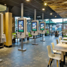 McDonalds_Oesterreich_Eroeffnung_Seestadt_Bild_04_Restaurantbereich_mit_Kiosk_Fenster.jpg