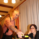 Viktor Dusevic beim Ausschank