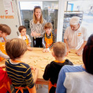 Maxi Blaha mit Kindern.jpg