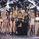 2018_Victoria_27s_Secret_Fashion_Show_-_Runway_58207.jpg