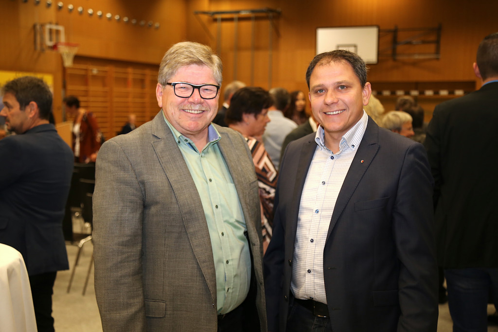 Anton Gom Bu__rgermeister aus Ro__ns mit Landtagsabgeordneter Markus Hartmann.JPG