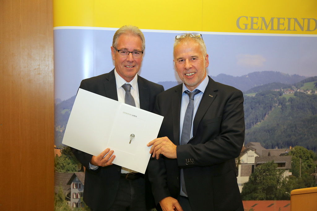 Der Schlu__ssel zum Bu__ro u__berreichte Bu__rgermeister Helmut Lampert an Nachfolger Thomas Lampert.JPG