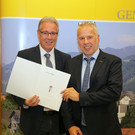 Der Schlu__ssel zum Bu__ro u__berreichte Bu__rgermeister Helmut Lampert an Nachfolger Thomas Lampert.JPG