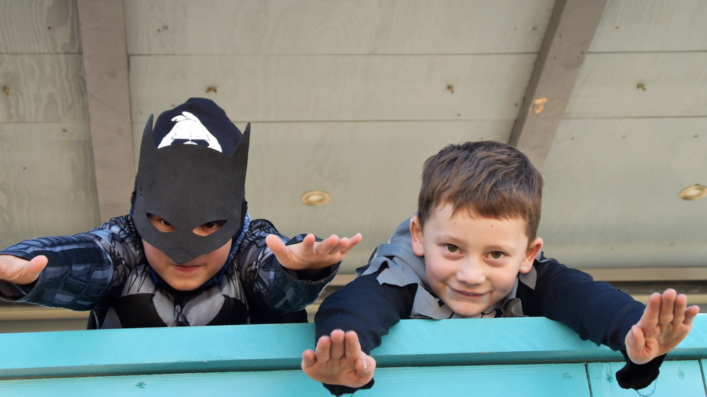 Nino und Niklas freuen sich auf den Fasching.jpg