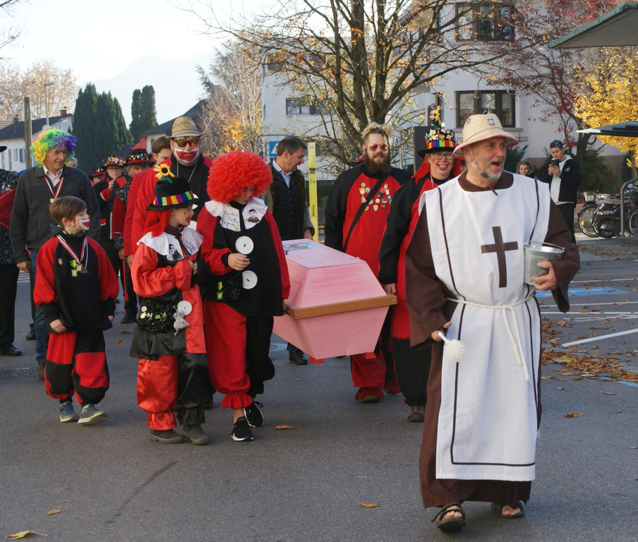 Das Greotli wird zum blauen Platz getragen.JPG