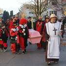 Das Greotli wird zum blauen Platz getragen.JPG