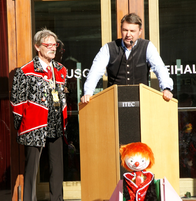 Kurt Fischer w__nschte allen B__rgern eine sch__ne Fasnacht.JPG