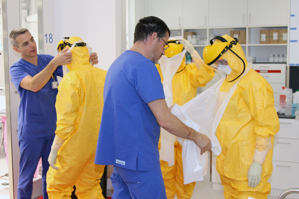 1_Im_LKH_exakte_Vorbereitung_der _LKH_MA_auf_Patienten_unter_Anleitung.jpg