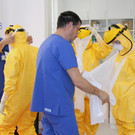 1_Im_LKH_exakte_Vorbereitung_der _LKH_MA_auf_Patienten_unter_Anleitung.jpg