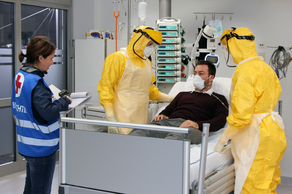 4_Erste_Behandlung_isolierte_Intensivstation_LKHF_mit_Uebungsbeobachterin_2.jpg