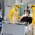 4_Erste_Behandlung_isolierte_Intensivstation_LKHF_mit_Uebungsbeobachterin_2.jpg
