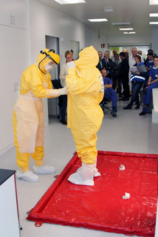 5_Ausschleusen_der_Mitarbeitenden_unter_Anweisung_Hygieneteam.jpg
