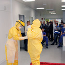 5_Ausschleusen_der_Mitarbeitenden_unter_Anweisung_Hygieneteam.jpg