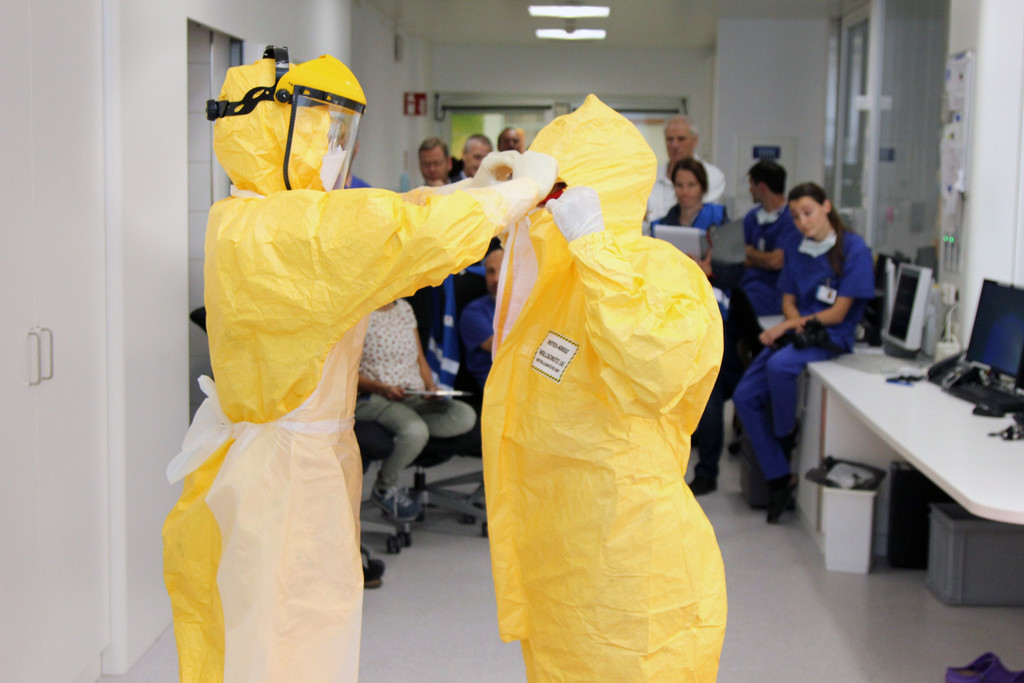 6_Ausschleusen_der_Mitarbeitenden_unter_Anweisung_Hygieneteam_2.jpg
