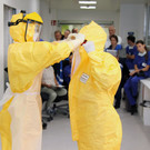 6_Ausschleusen_der_Mitarbeitenden_unter_Anweisung_Hygieneteam_2.jpg