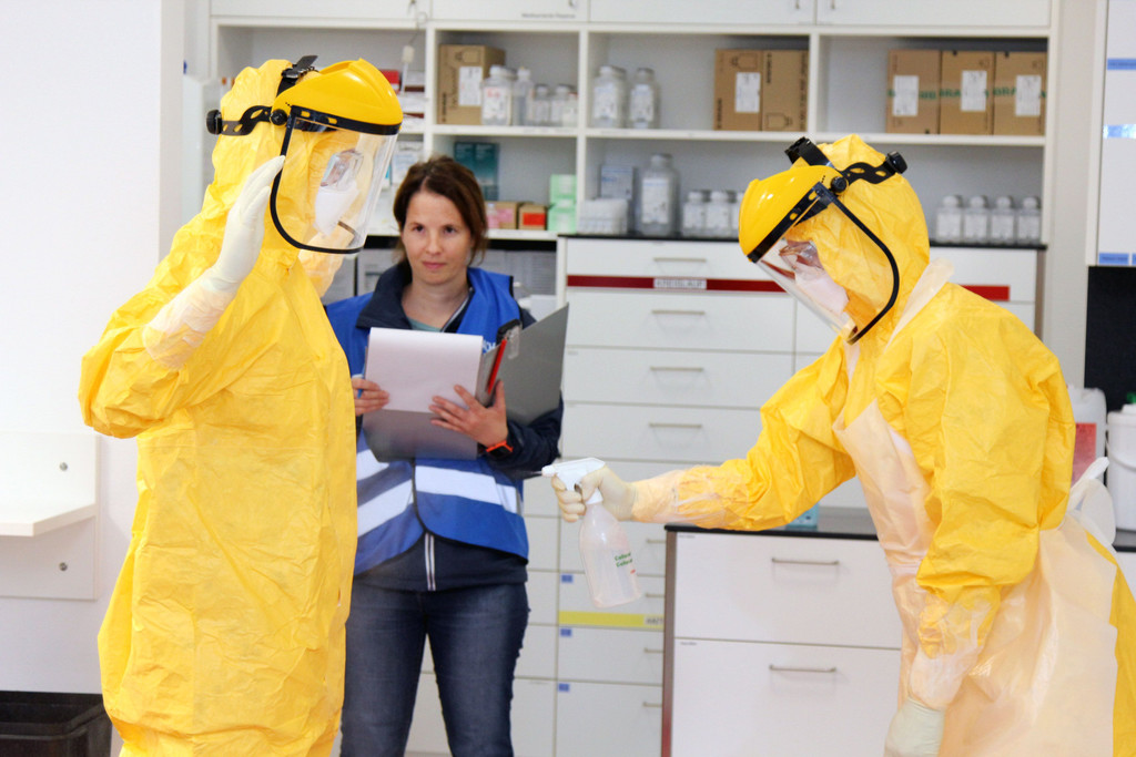7_Ausschleusen_der_Mitarbeitenden_unter_Anweisung_Hygieneteam_3.jpg