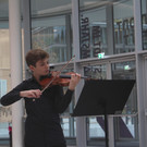 Virtuoses Violinenspiel beim Konzert am Mittag