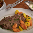 Gekochter Tafelspitz mit R__sterd__pfeln Bouillongem__se und Schnittlauchsauce_copyright Alexander Haiden midres-9.jpg