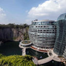 Hotel in China trotzt in Steinbruch der Schwerkraft