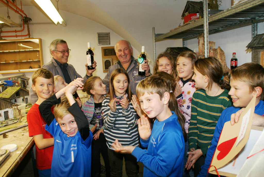 F__r Luis und Alfred gab es eine Flasche Wein und einen Essensgutschein.JPG
