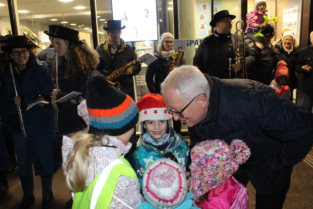 Adventzauber ILLUMINIERUNG mit Weihnachtsmarkt 01-12-2018 _24_.JPG