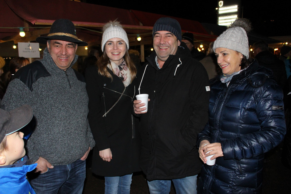 Adventzauber ILLUMINIERUNG mit Weihnachtsmarkt 01-12-2018 _29_.JPG