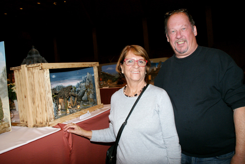 Die Besucher bestaunten die ausgefallenen Exemplare.JPG