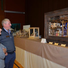 Krippenausstellung Braz Obmann Harald Zipper zeigt mit Stolz die Krippe f__r das Landesmuseum.jpg