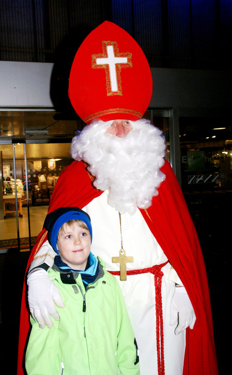 Der Nikolaus verteilte S__ckchen an die Kinder.JPG