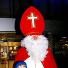 Der Nikolaus verteilte S__ckchen an die Kinder.JPG