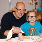 Dietmar mit Tabea - Basteln f__r Weihnachten.JPG