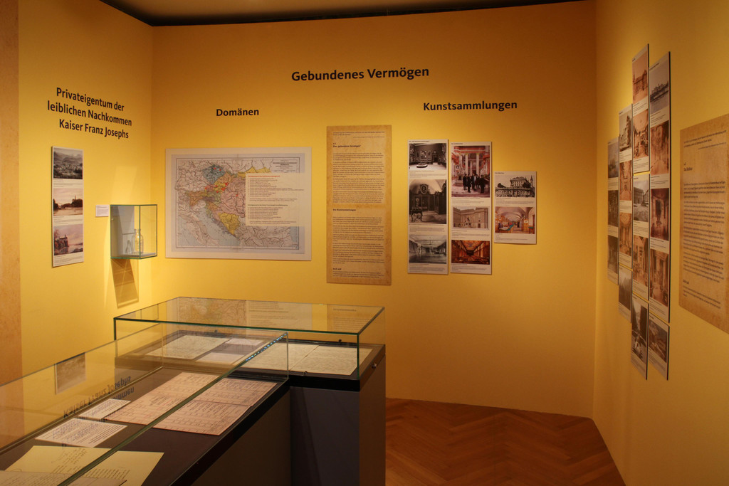 Ausstellung_Bruch und Kontinuit__t_Hofmobiliendepot  ___  M__bel Museum Wien __ SKB  _21_.JPG