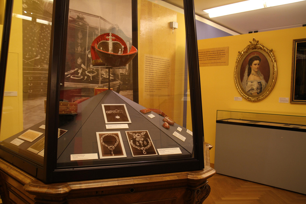 Ausstellung_Bruch und Kontinuit__t_Hofmobiliendepot  ___  M__bel Museum Wien __ SKB  _40_.JPG