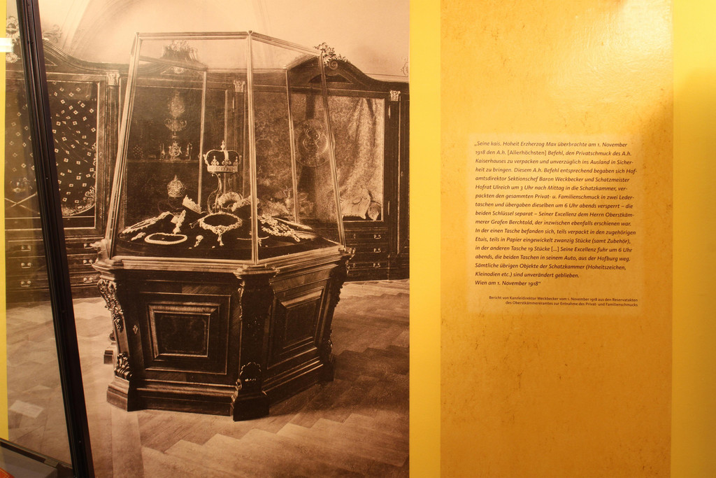 Ausstellung_Bruch und Kontinuit__t_Hofmobiliendepot  ___  M__bel Museum Wien __ SKB  _41_.JPG