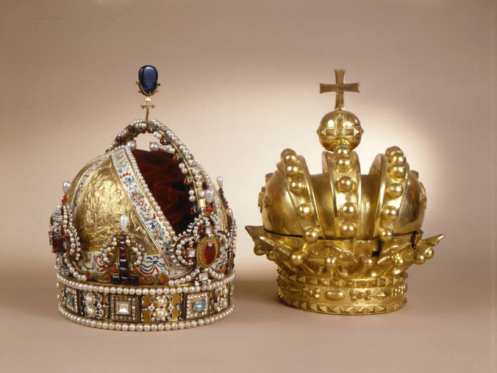 Funeralkronen_Rudolf II und heraldische Kaiserkrone __ BMobV_ Marianne Haller.jpg
