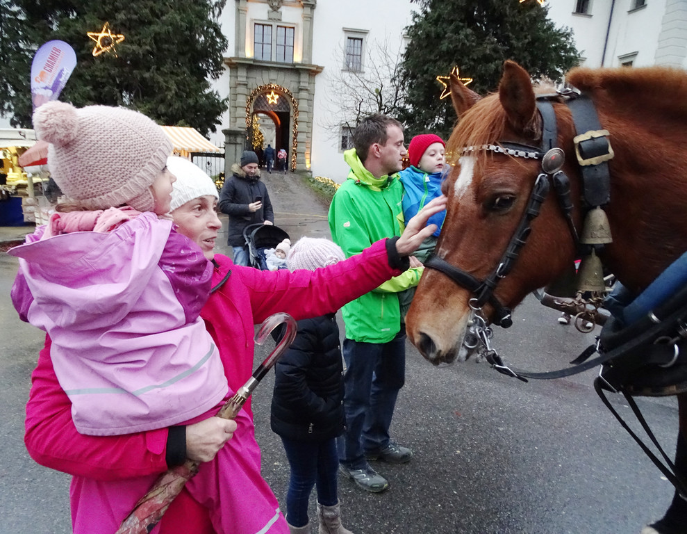 Christkind3c streicheln.jpg