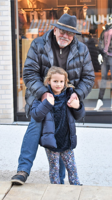 3_ Alois Salcher und Mathilda M__ller genie__en die Vorweihnachtszeit.JPG