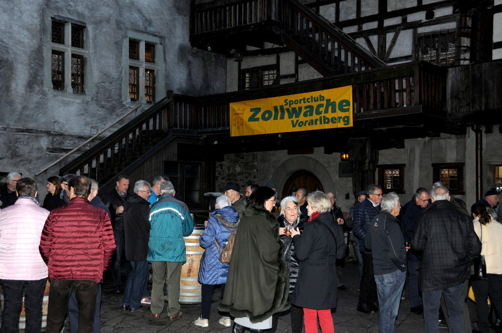 Apero Empfang im Schlosshof.JPG