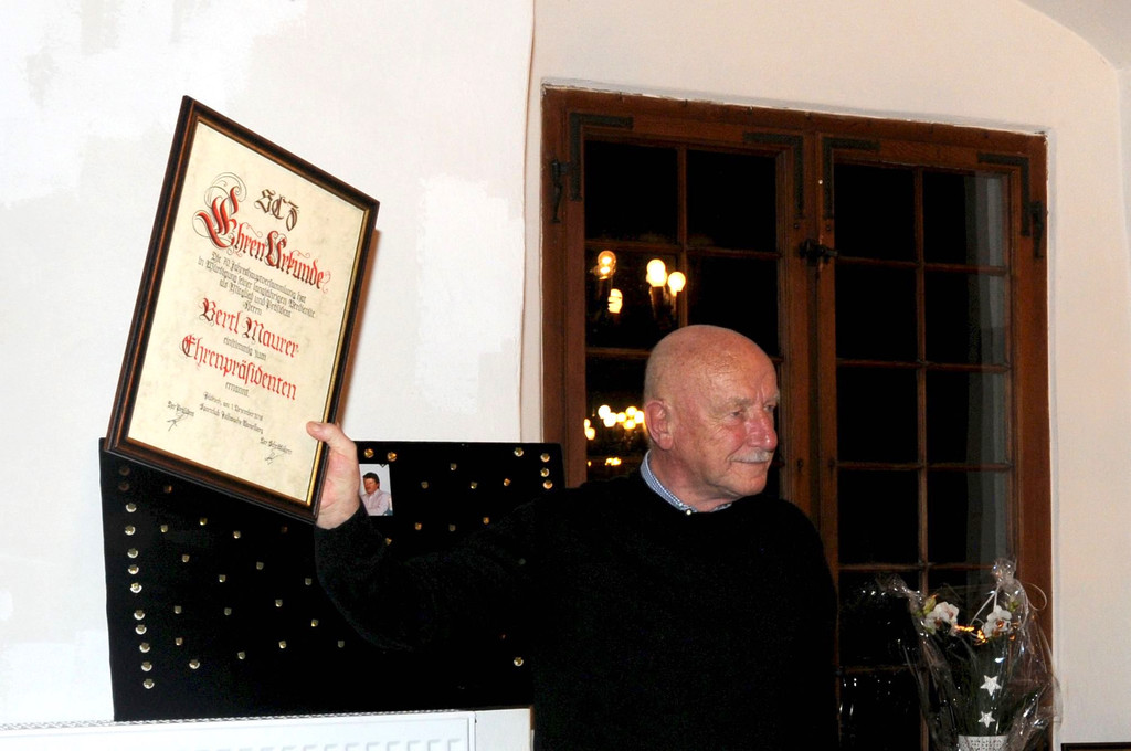 Bertl Maurer mit der Ehrenurkunde.JPG