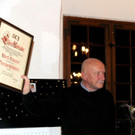 Bertl Maurer mit der Ehrenurkunde.JPG