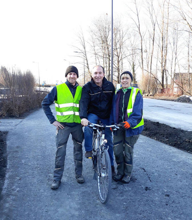 Der_neue_Radweg_mit_letzten_Bepflanzungsmassnahmen.jpg