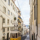 Historische Tram in Lissabon entgleist