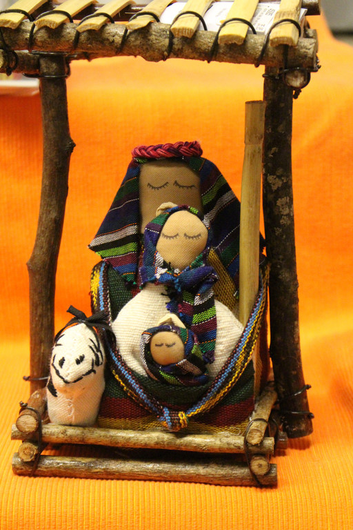 YIMG_1576 Weltladen Frastanz bot Krippen aus Guatemala an .JPG