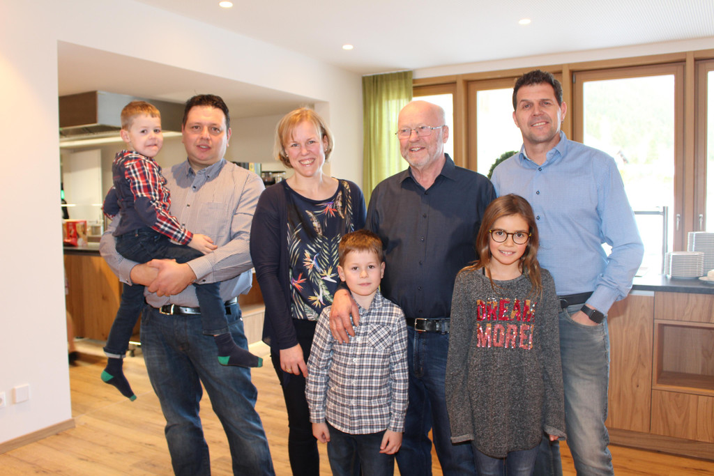 IMG_1745 Antonio und Stephanie Battaglia-Huber mit Kindern Davide und LorenzoVater Walter Huber plus BM Michael Domig und La.JPG