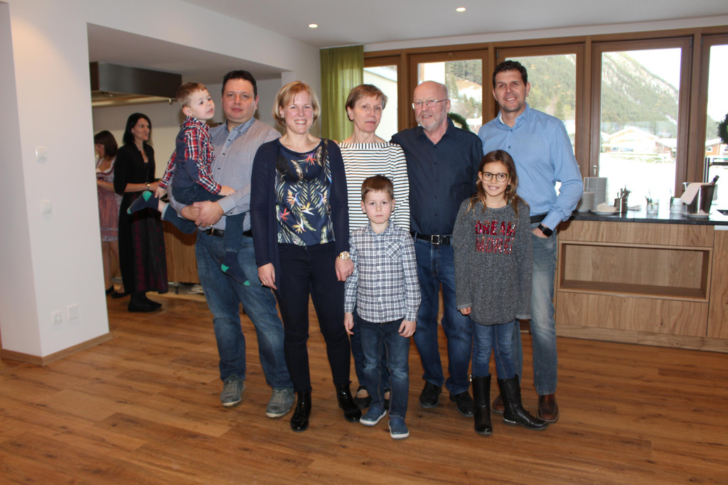 IMG_1744 Antonio und Stephanie Battaglia-Huber mit Kindern Davide und Lorenzo Mutter Nini Vater Walter Huber plus BM Michael.JPG