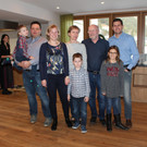 IMG_1744 Antonio und Stephanie Battaglia-Huber mit Kindern Davide und Lorenzo Mutter Nini Vater Walter Huber plus BM Michael.JPG