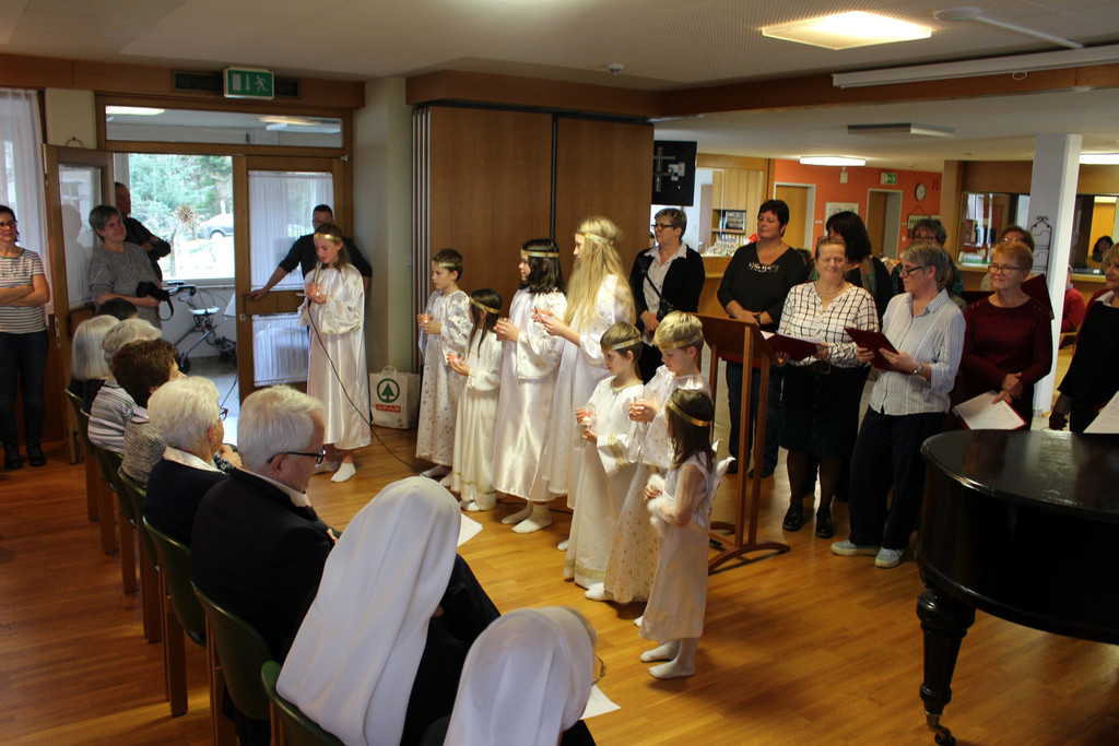 Jesuheim WEIHNACHTSFEIER 20-12-2018 _9_.JPG