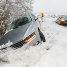Schneefahrbahn: Pkw landet in Göfis im Straßengraben
