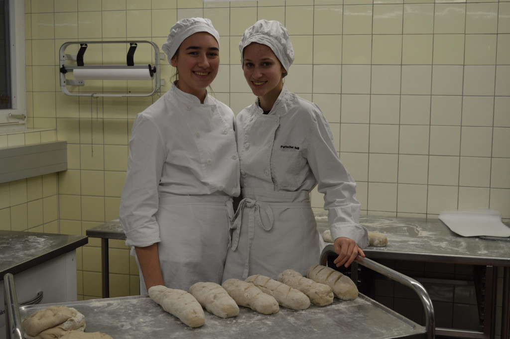 Brotbacken Laura und Nelly.JPG